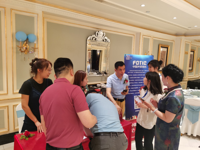 向企業(yè)家協(xié)會的成員具體分析了關(guān)于家族財富傳承的重要性,介紹了公司